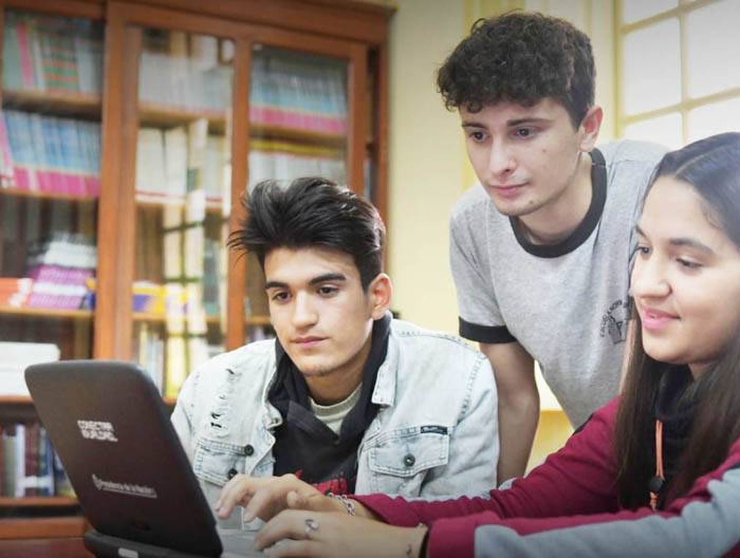 Continúan las inscripciones  online para becas secundarias