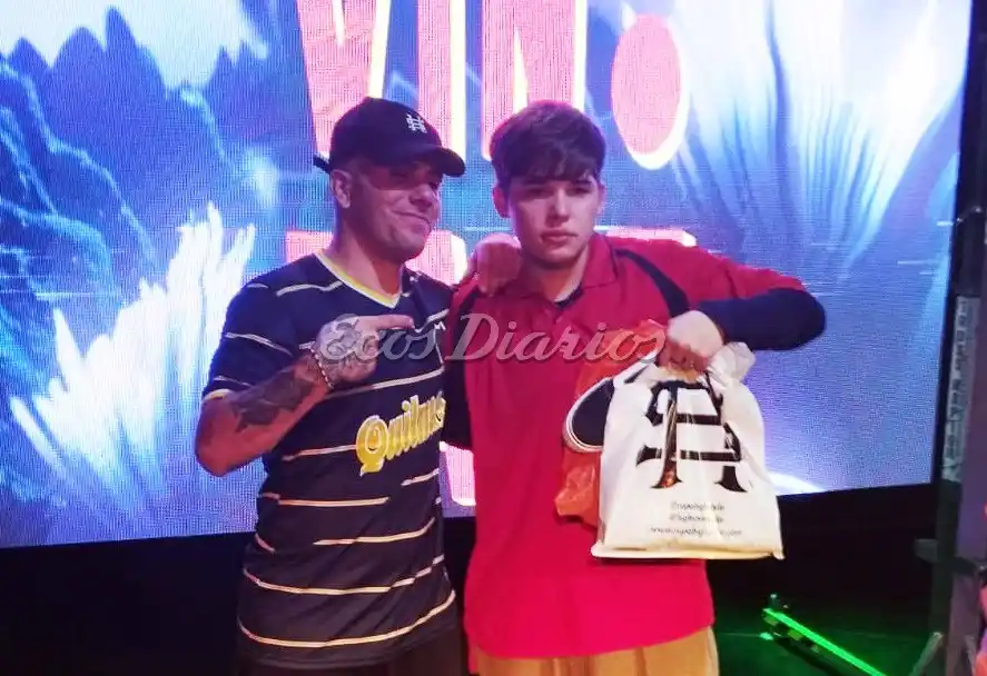 El ganador con su premio