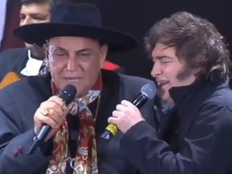 Palavecino cantando con Milei.