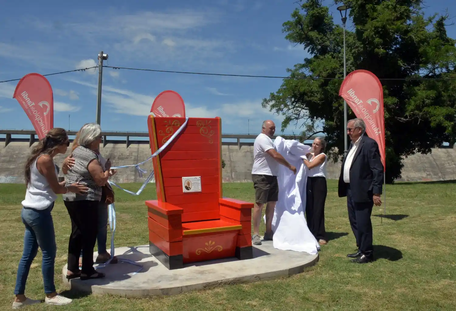 Durante 43 años fue el Papá Noel serrano: le rindieron merecido homenaje con un sillón colorado