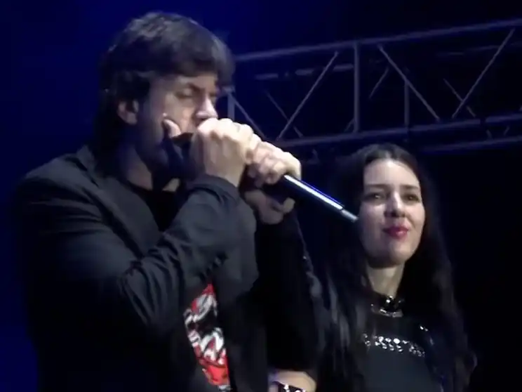 Ciro Martínez, vocalista de Los Piojos y Ciro y Los Persas, canta en vivo acompañado por Luli, en una aparición que confirma su relación.
