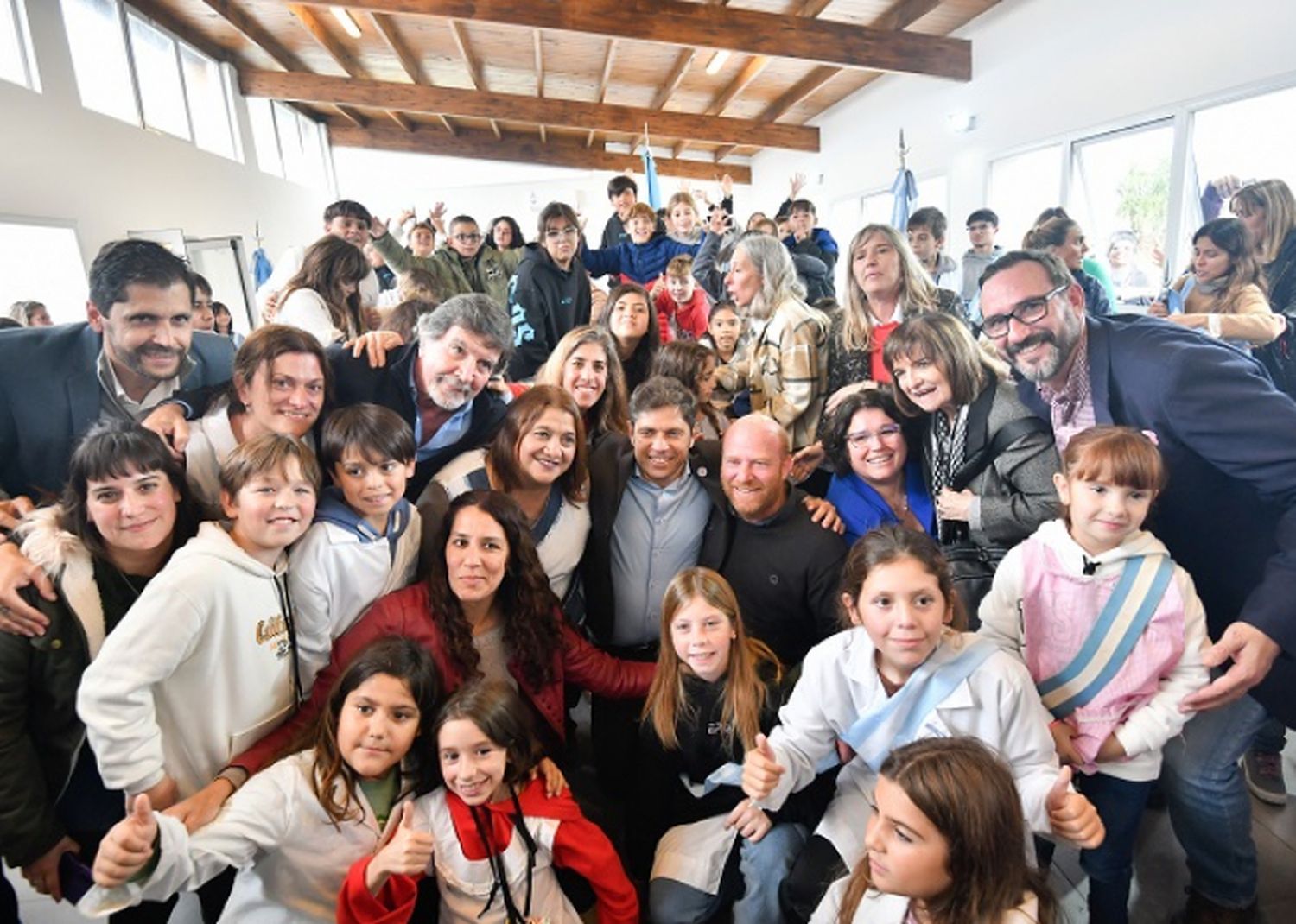 El gobernador junto a autoridades y estudiantes de la Escuela Primaria N° 12.