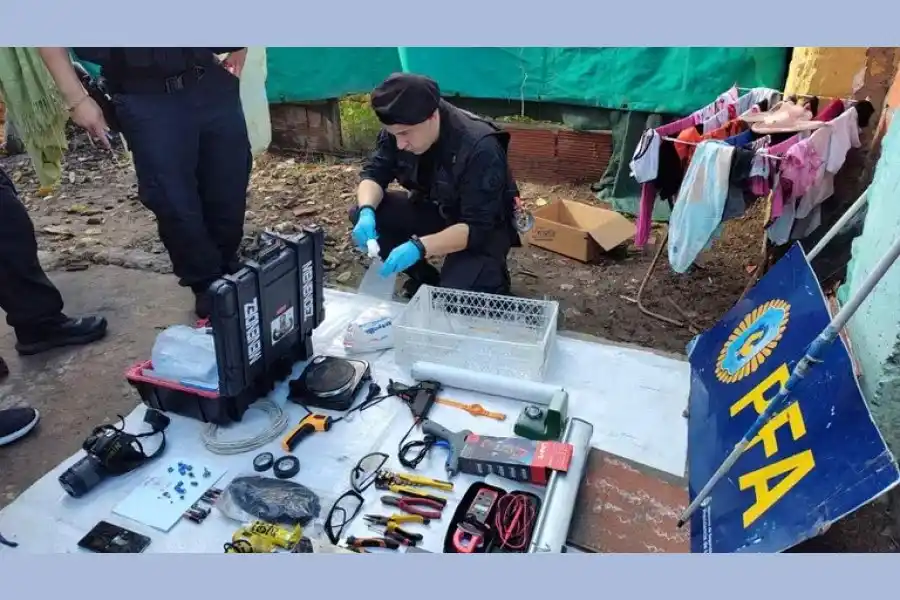 La PFA con las herramientas incautadas