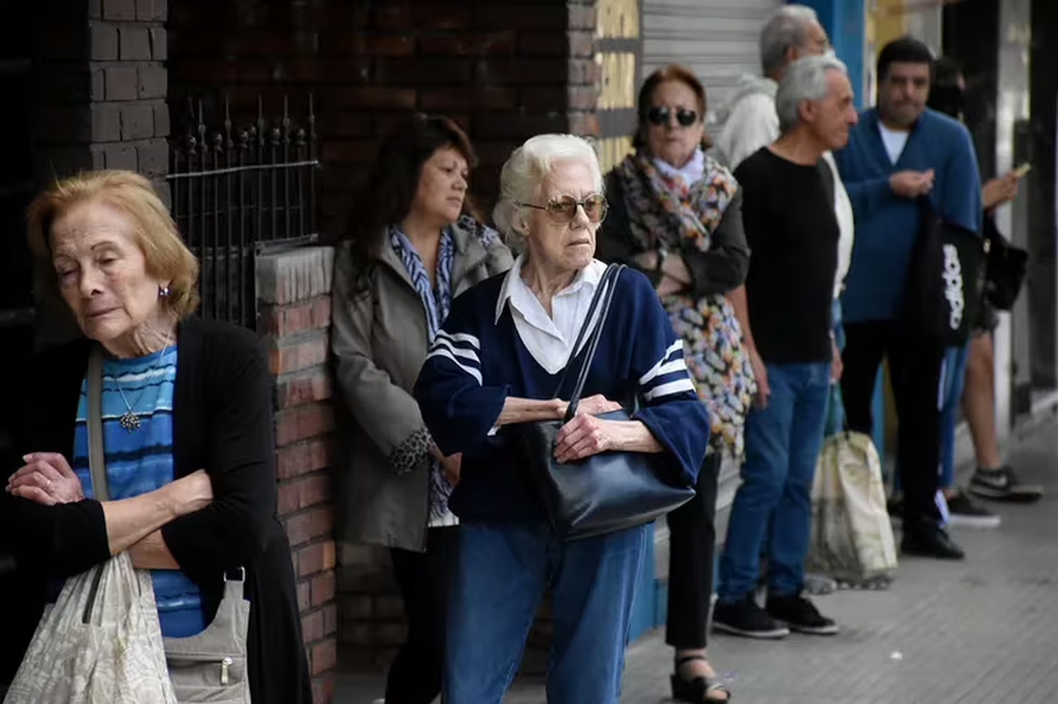 Expertos estimaron que 9 de cada 10 mujeres no podrán jubilarse antes de los 65 años por la Ley Bases