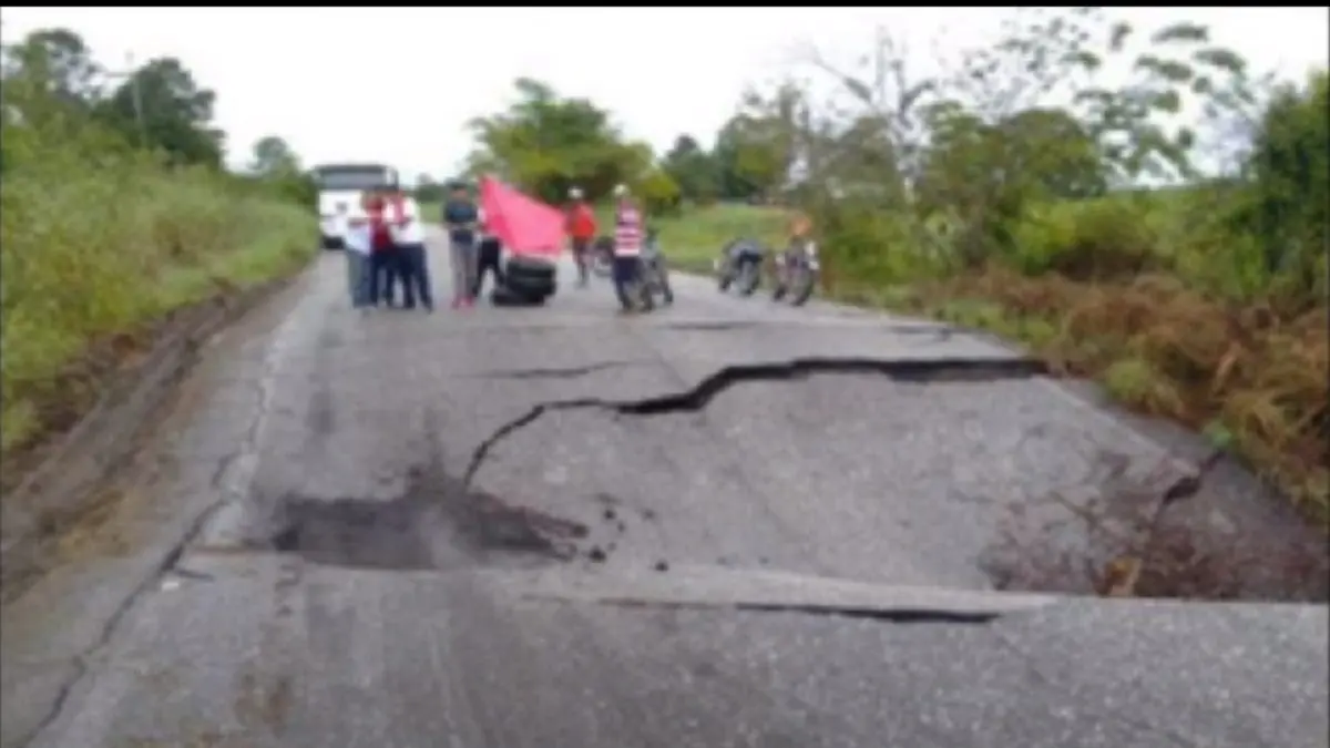 Carro es tragado por MEGAHUECO en Maracaibo este #27Oct