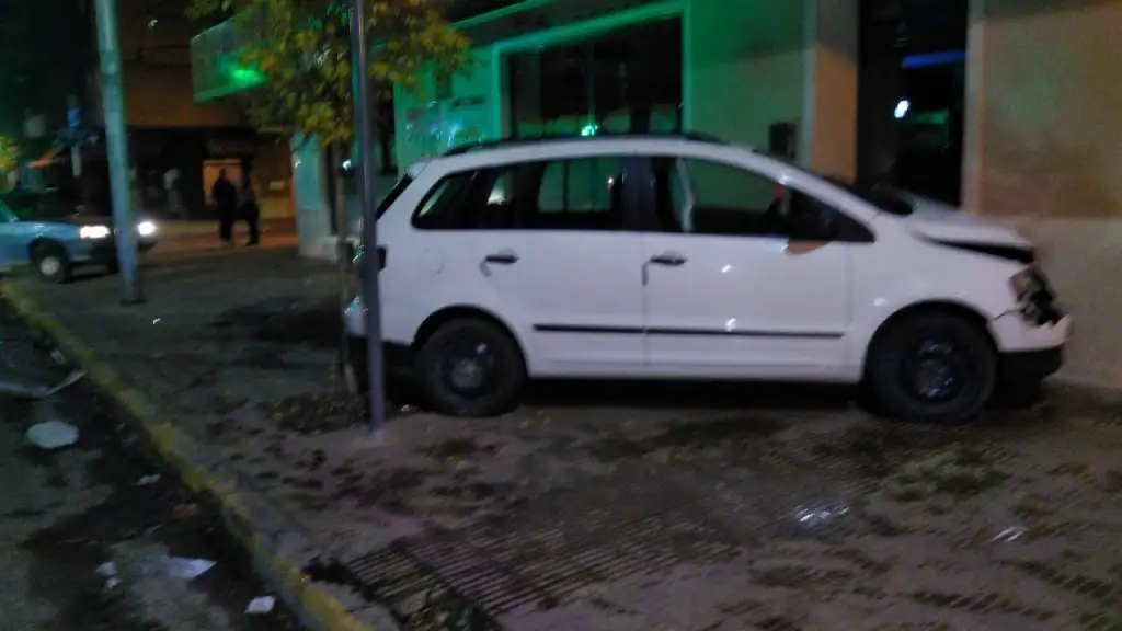 Pasó en rojo el semáforo, chocó un auto y terminaron hospitalizados