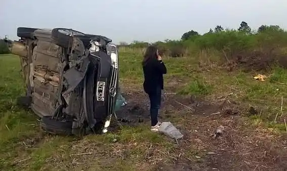 Un hombre murió tras despistar, volcar y salir despedido de su auto