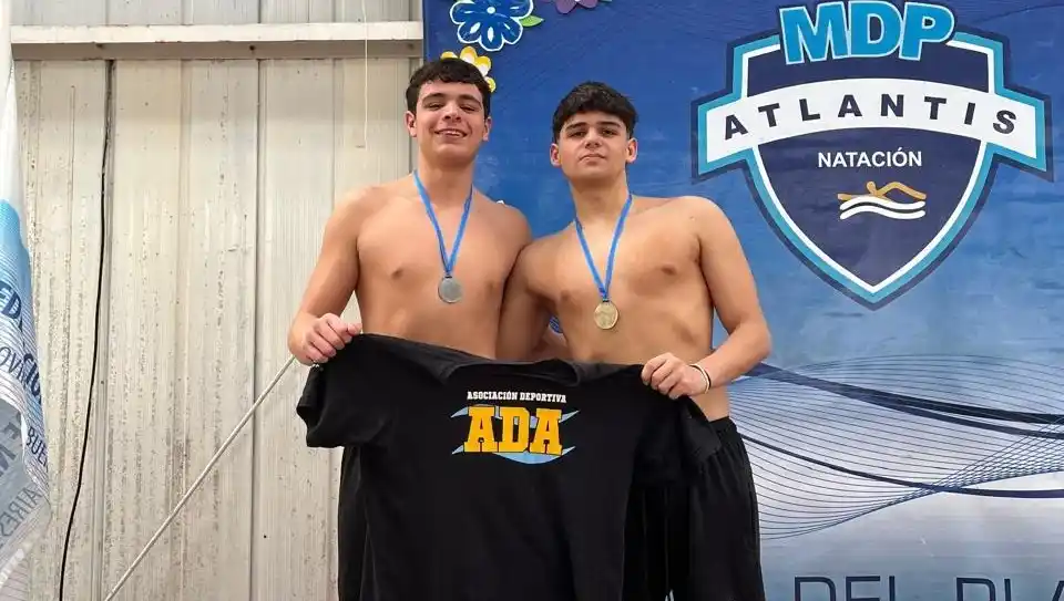 En el podio. Santino Castellano (segundo) y Thiago Enriquez (primero)