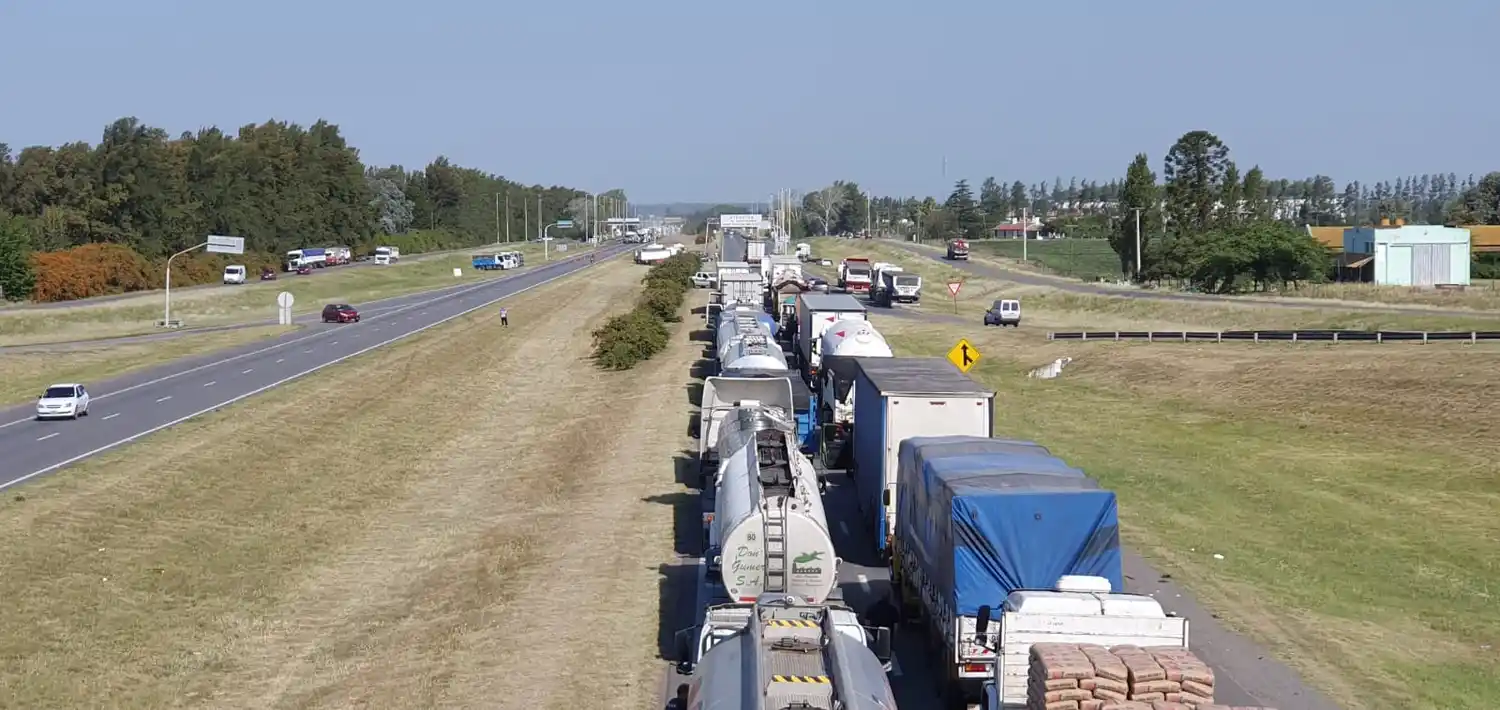 Ruta 9: sigue la protesta de transportistas y hay largas filas en la autopista