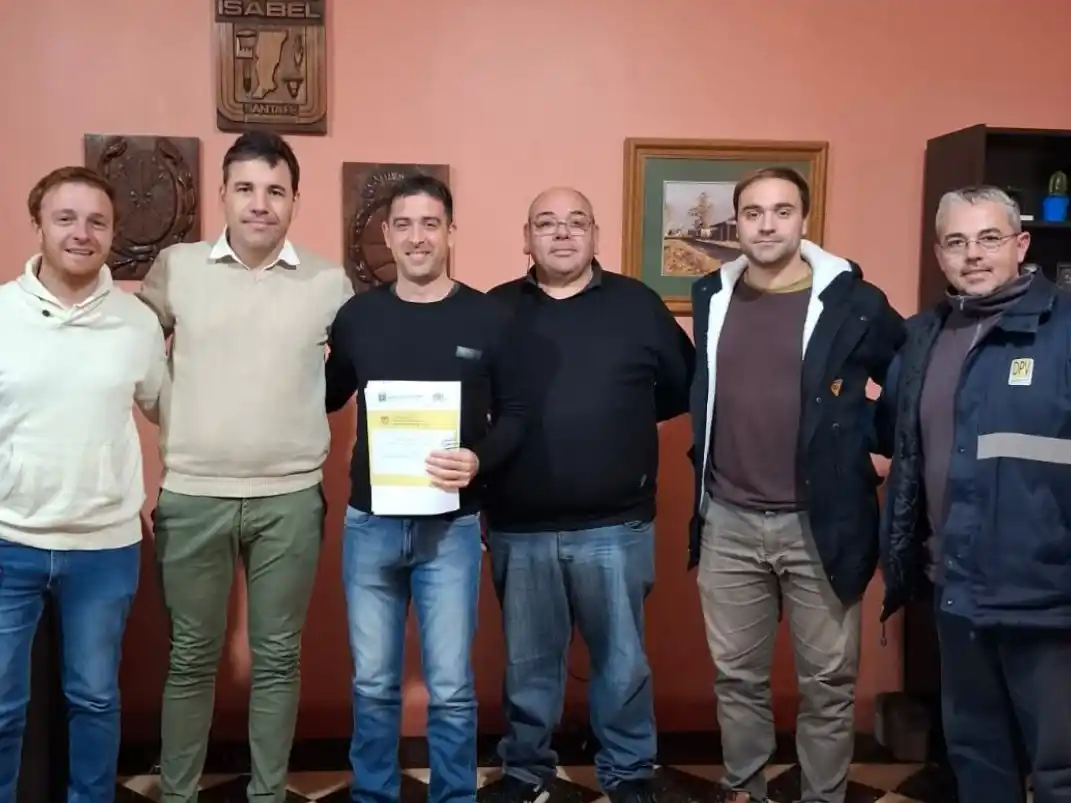 Sirma de convenio entre POrovincia y comuna de Santa Isabel. Foto: Gentileza.