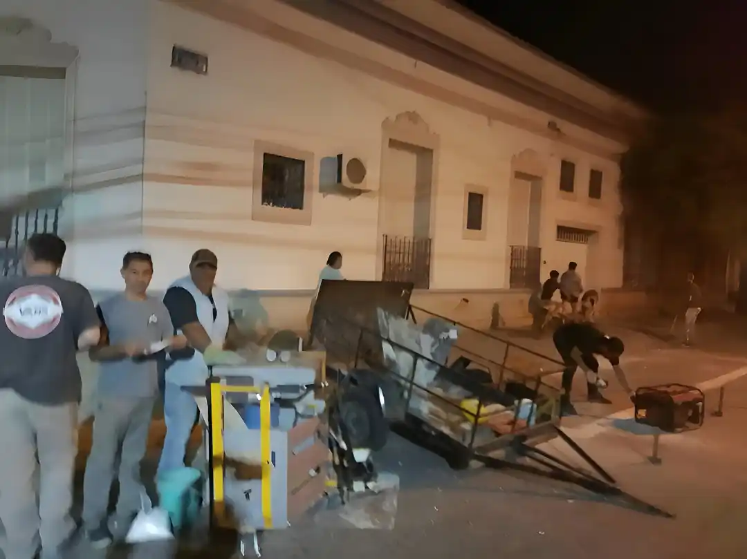 Removieron el cajón de motos mal pintado en Tucumán casi Mitre