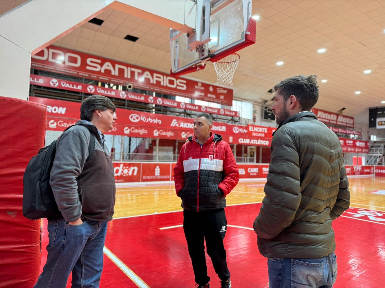 Diego Gestal, Director de Infraestructura de la AdC, junto a dirigentes de San Isidro