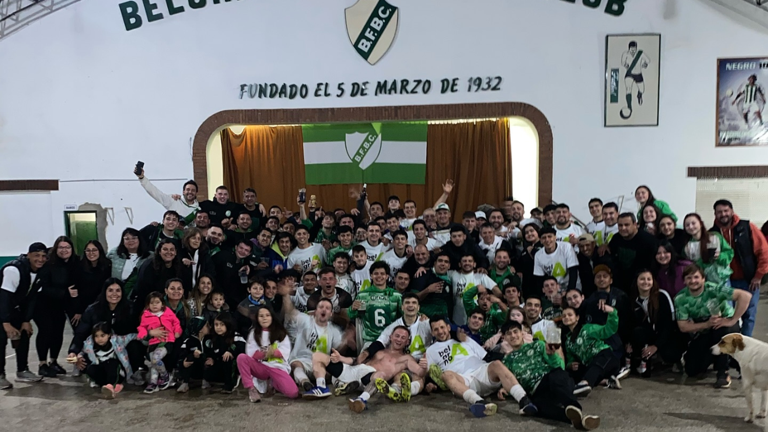 El festejo de toda la familia del Verde luego del partido con Matienzo.