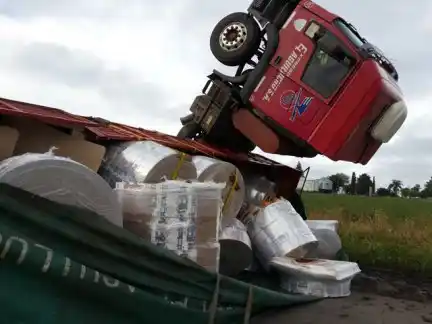 Impresionante vuelco de un camión en Seguí