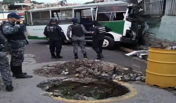 ¡CONDUCTOR PIERDE EL CONTROL! Dos niñas mueren arrolladas por colectivo en Guatire