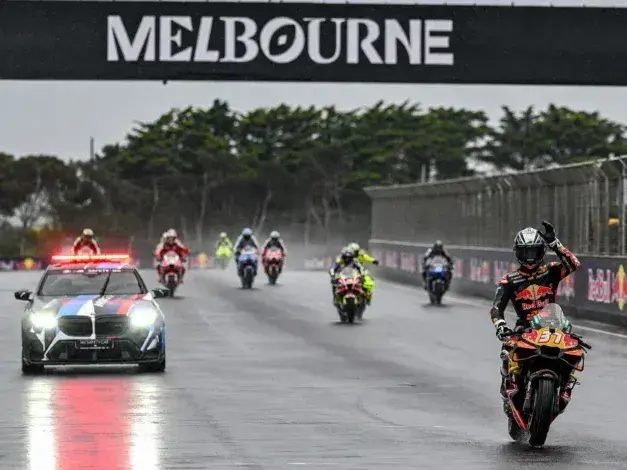 El Gran Premio de Australia de MotoGP en Phillip Island ha sido cancelado por la falta de visibilidad que impedía operar al helicóptero médico.Foto:AP