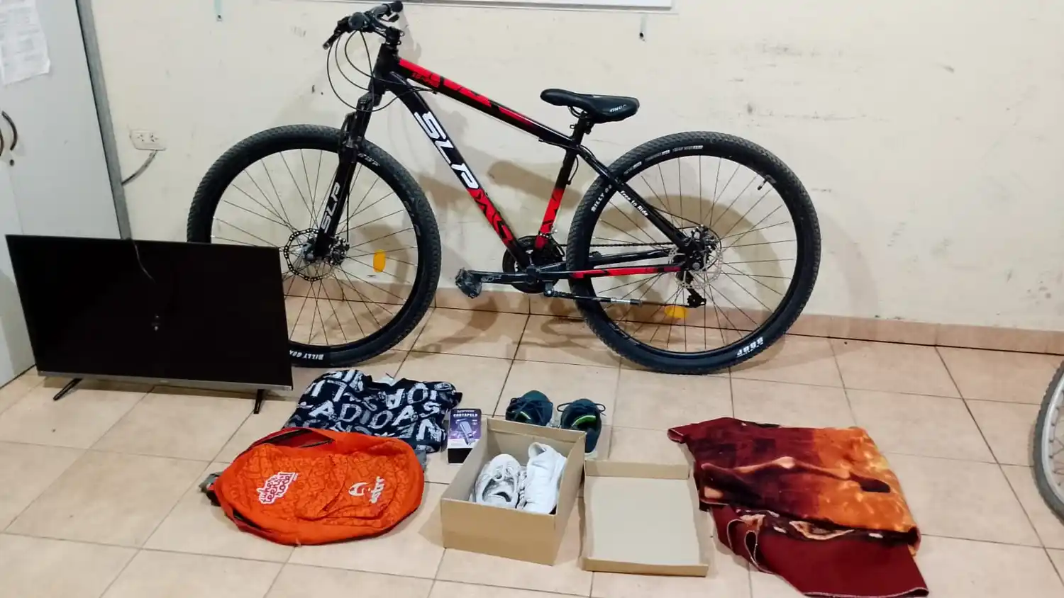 Se cruzó con la Policía y descartó lo que llevaba: zapatillas nuevas, un televisor, ropa y otras cosas robadas