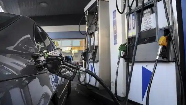 Más golpes al bolsillo: la nafta aumenta otro 6%