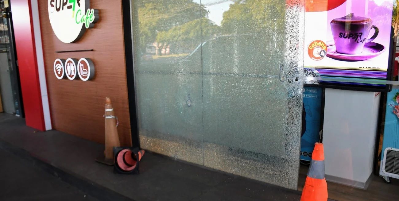 El ataque a tiros se produjo alrededor de las 22 del miércoles 29 de mayo en la estación de servicios ubicada en bulevar Oroño y Lamadrid. Crédito: Marcelo Manera