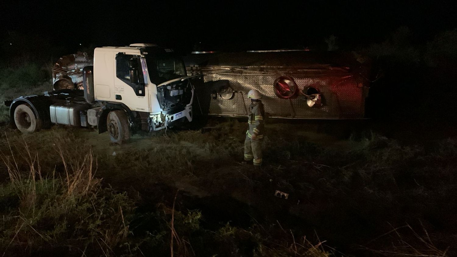 Las Varillas: volcó un camión cisterna en la ruta 158