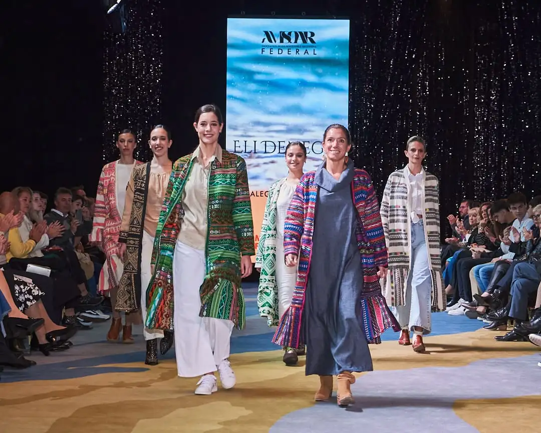 Cierre del desfile de los diseños de Eli Denegri- (1)