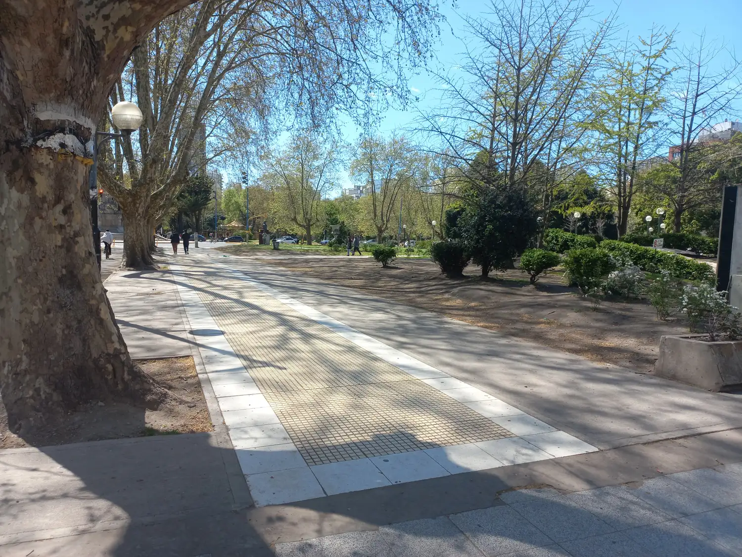 La actividad está destinada a personas interesadas en descubrir los monumentos emblemáticos de la ciudad y su valor histórico y cultural.