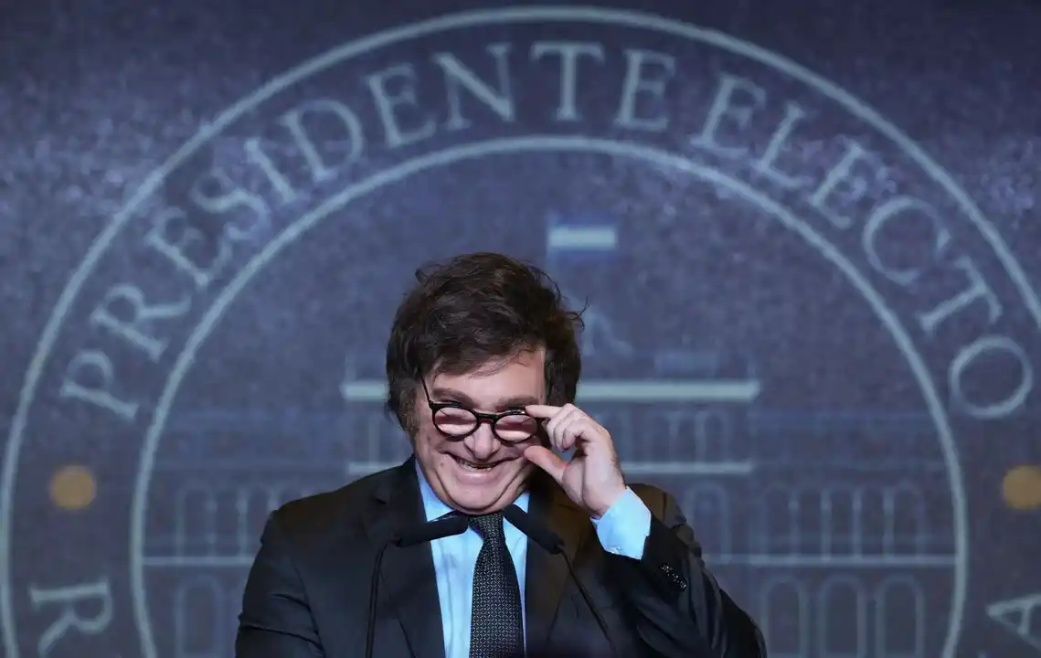 Milei redobló la apuesta y calificó al periodismo de “ensobrados, corruptos, que hacen dinero extorsionando”