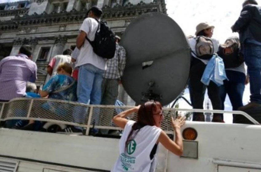 Militantes del kirchnerismo abordaron un móvil de TN