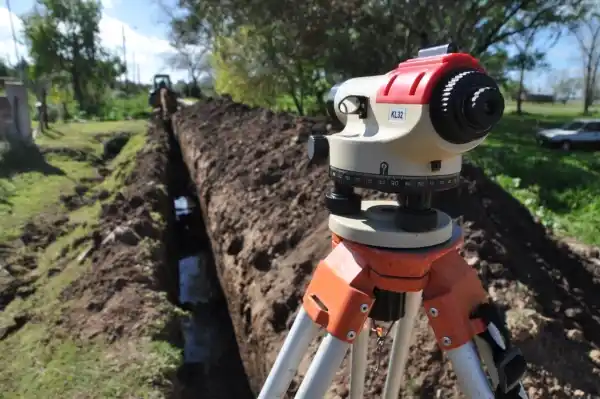 Javier Gastón: “tras años de gestiones logramos conseguir el financiamiento para construir la cloaca máxima y ampliar el servicio a toda la ciudad”