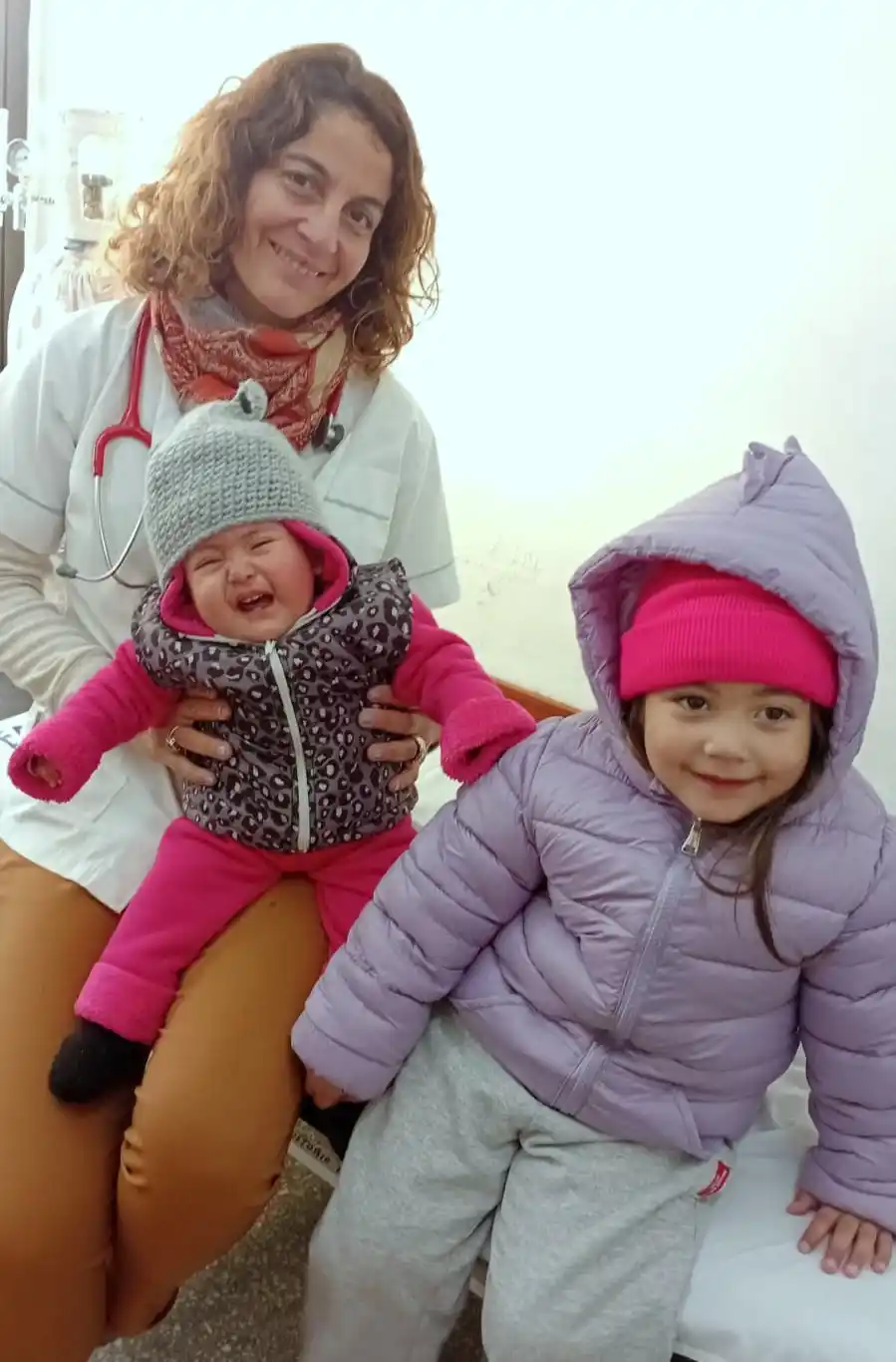 Anabella Moreno junto a dos de sus pequeños  pacientes-