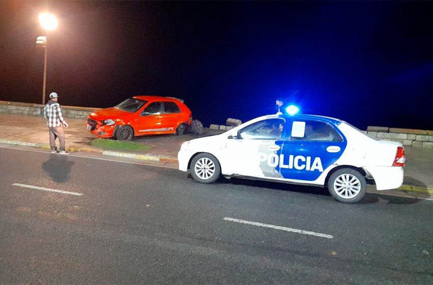 Borracho, se despistó y lo frenó el paredón: se salvó de caer al vacío