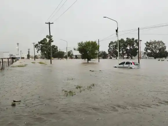 Temporal en Bahía Blanca: buscan a dos niñas arrastradas por la inundación