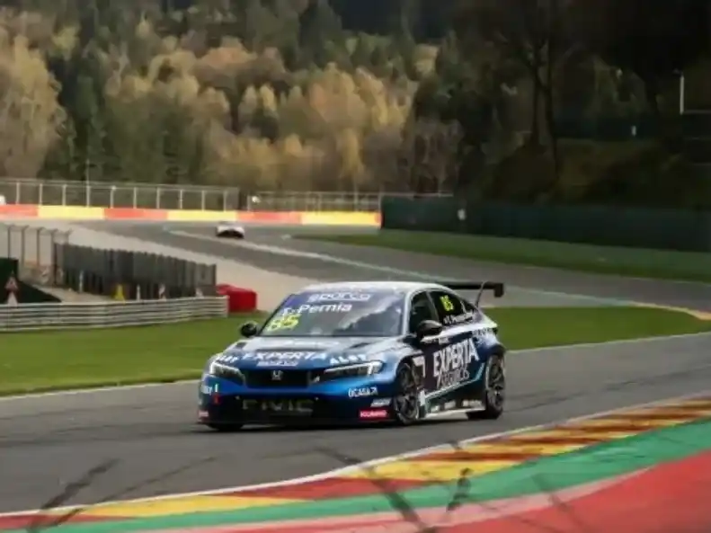 El auto que comparten los Pernía en Spa-Francorchamp.