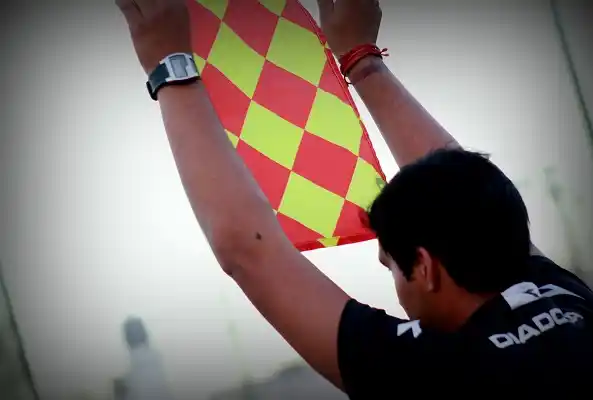 Jugador recibió 5 años de suspensión por golpear al mismo árbitro del domingo  