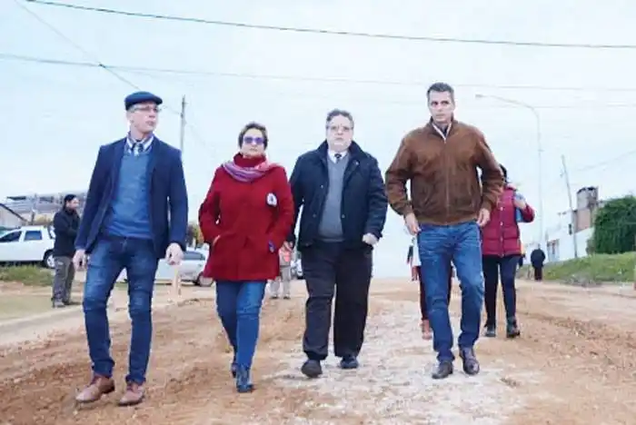 Francolini y Cresto pusieron en marcha la  pavimentación de 66 cuadras en la ciudad