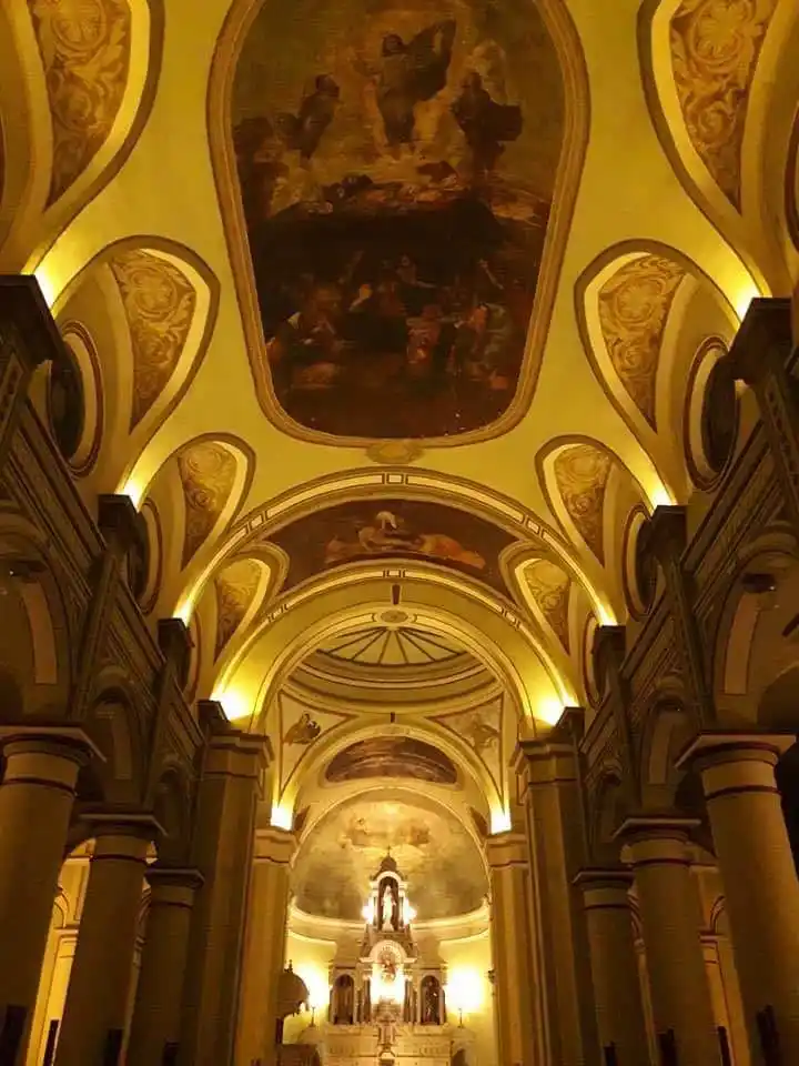Interior de la Parroquia San Antonio.-