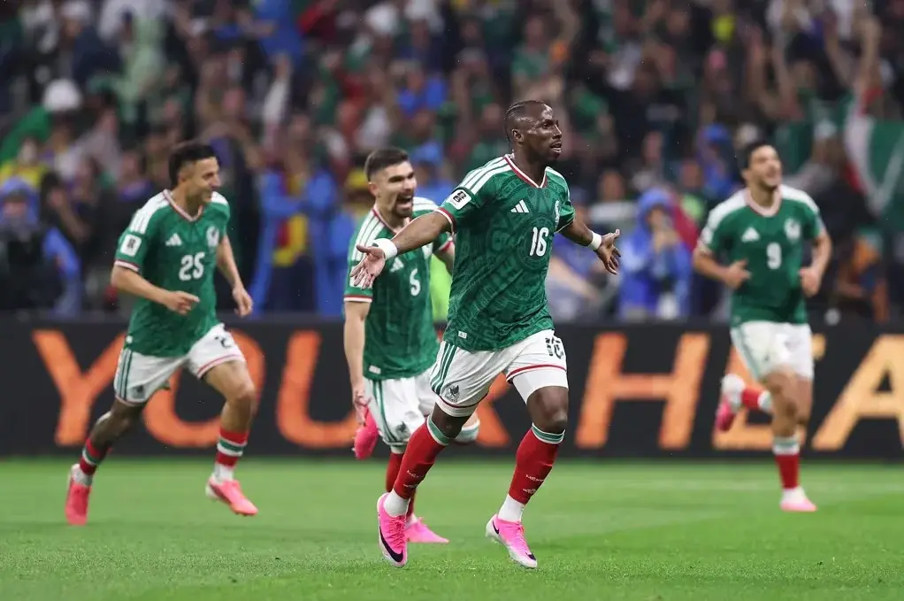 México hizo valer la localía, venció a Ecuador y se metió en los octavos de final del Mundial