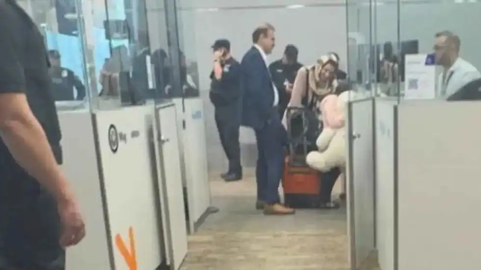 El encargado de negocios de Irán Mohsen Soltani Tehrani, en su salida del país con su familia. Fue escoltado por la Policía de Seguridad Aeroportuaria