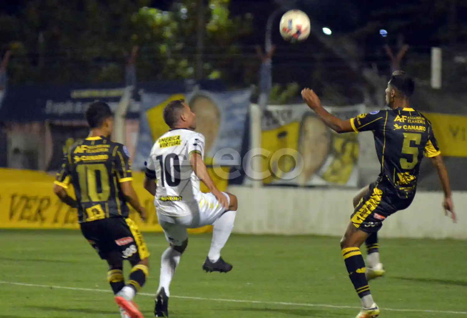 Mariano González busca controlar, entre Ibáñez y Mansilla.