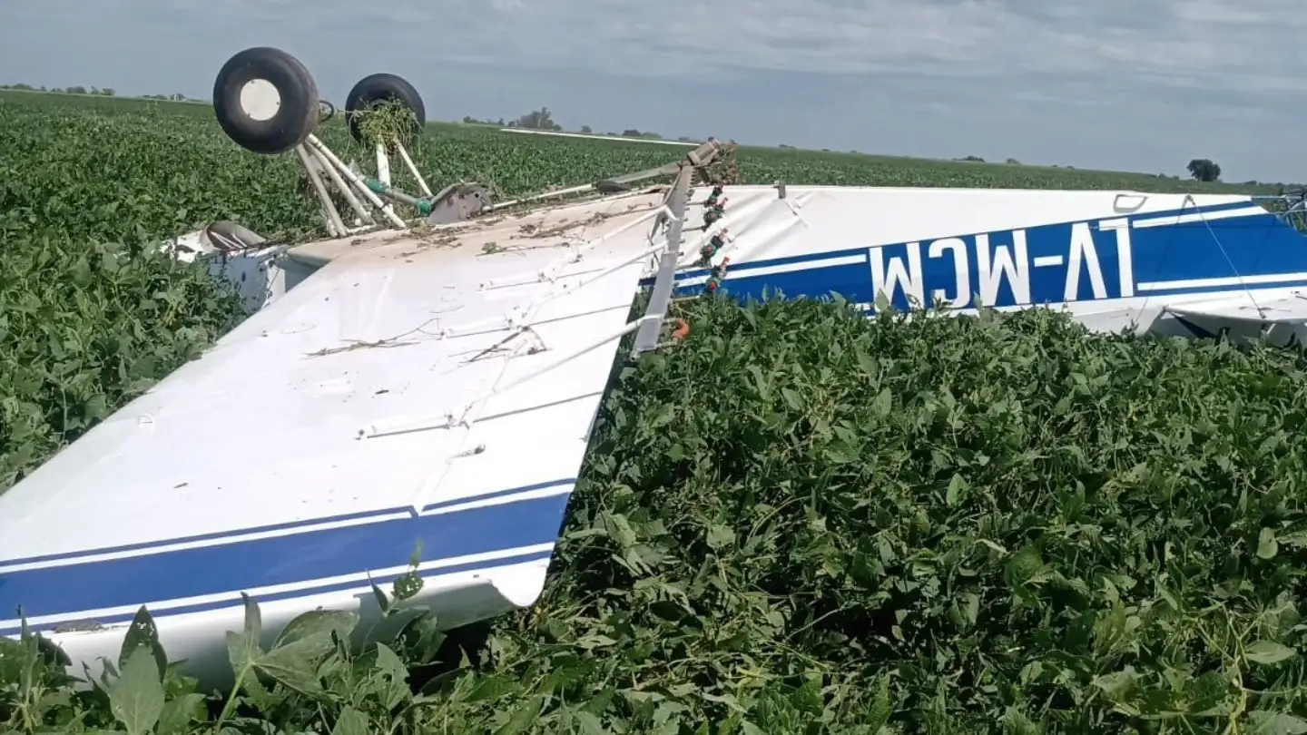 La avioneta quedó invertida en un campo sembrado de soja