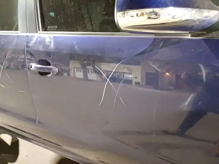 El vehículo dañado en la casa del Intendente (FOTO: Séptima Sección).