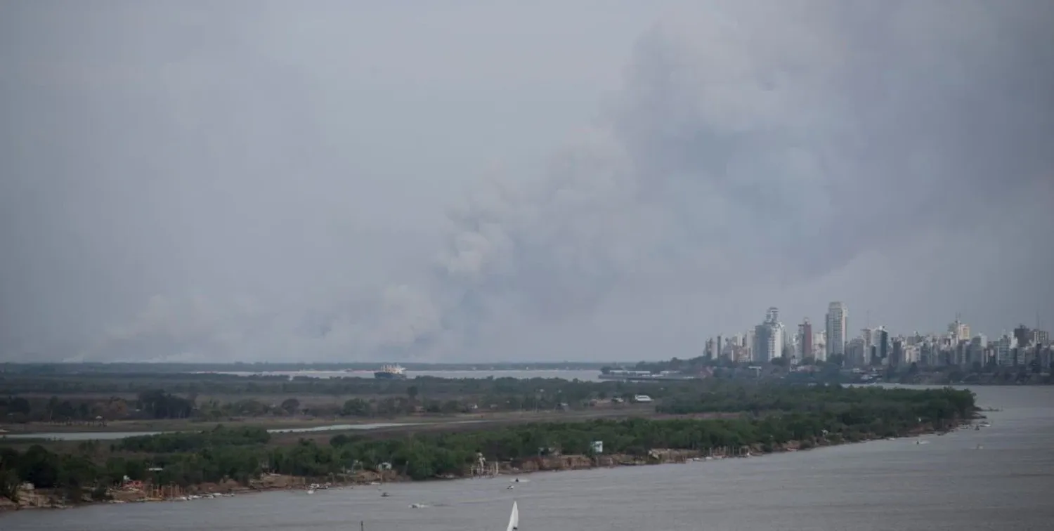 Quema de humedales: el humo se está acercando a la costa rosarina