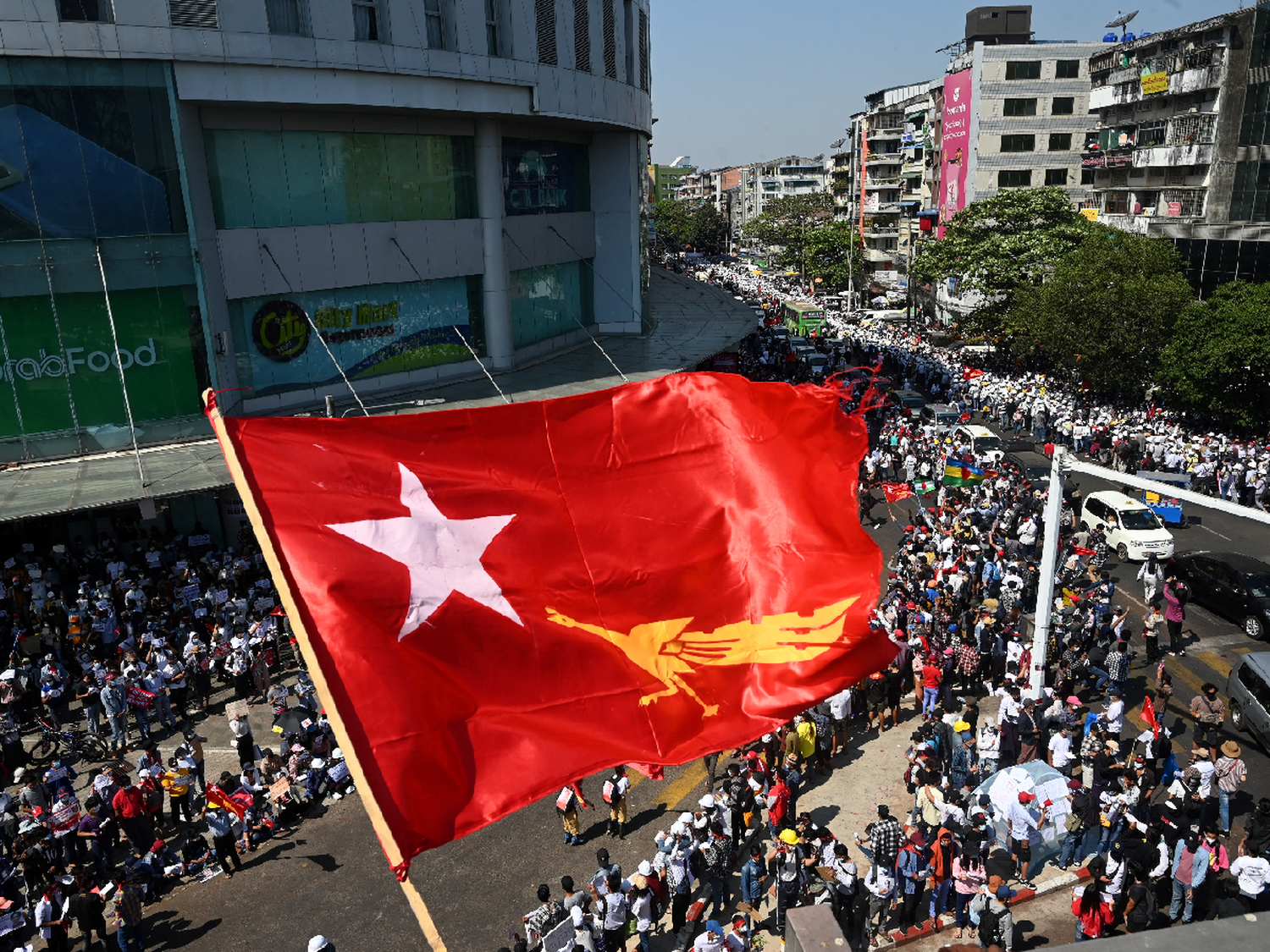 La ley marcial y la represión no detienen las multitudinarias protestas contra el golpe en Myanmar
