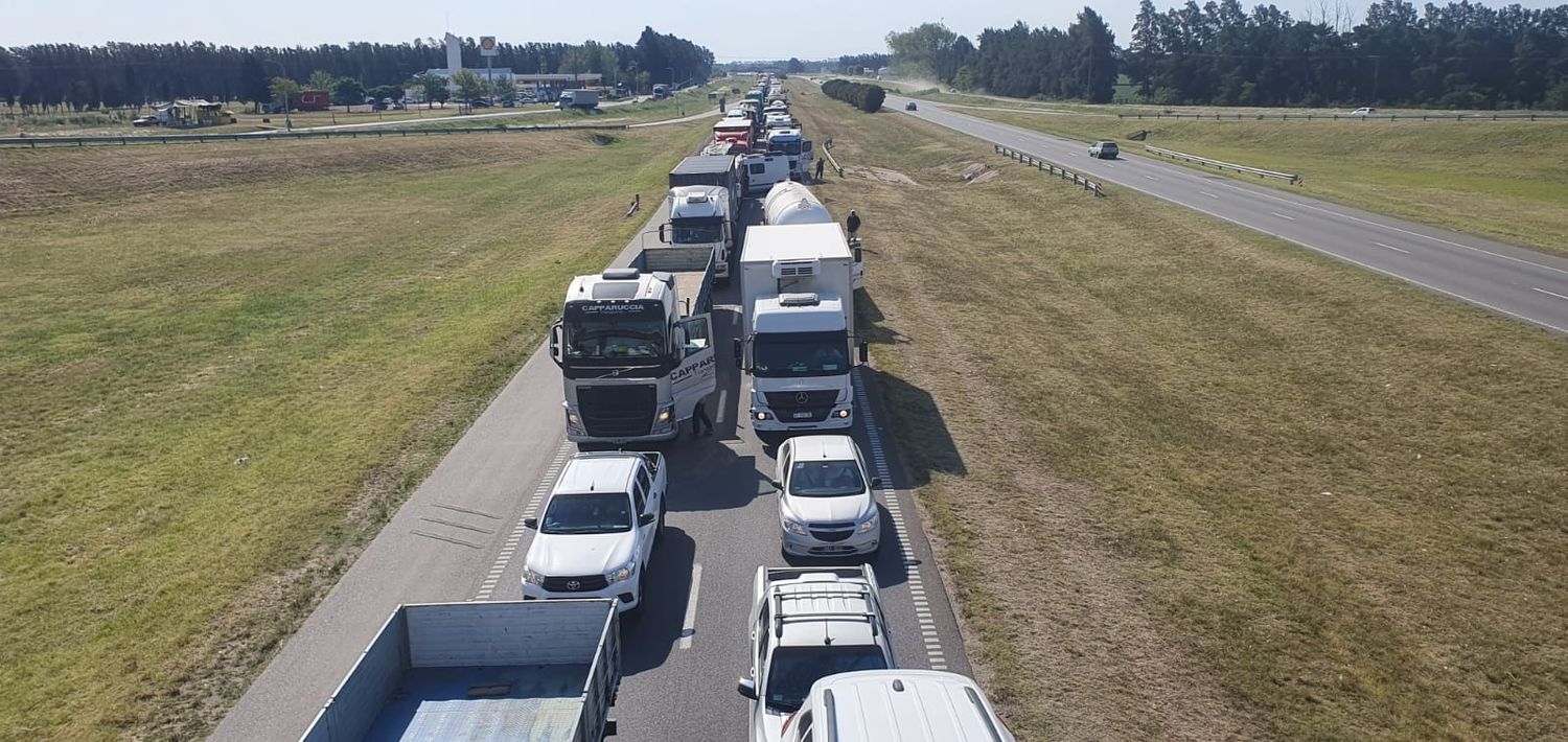 Ruta 9: A la altura de San Pedro sigue el corte de transportistas y los automovilistas rompen el guardarrail para seguir viaje