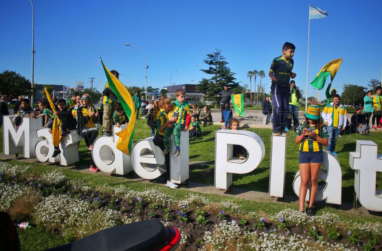 Los hinchas de Aldosivi se preparan para festejar el ascenso