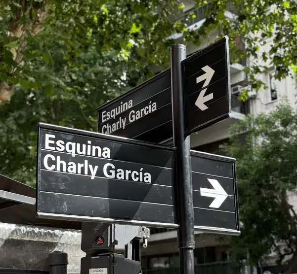 La Esquina Charly García en Palermo: música, memoria urbana y un nuevo punto cultural en el mapa de Buenos Aires.