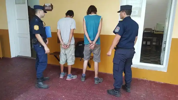 Dos jóvenes fueron detenidos dentro de una vivienda 