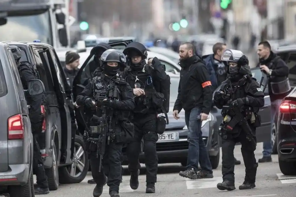 Francia: intensa búsqueda de un hombre que decapitó y destripó a un familiar