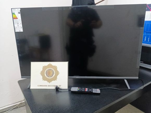 Una amiga le avisó que vio a un hombre saliendo de su casa con un televisor
