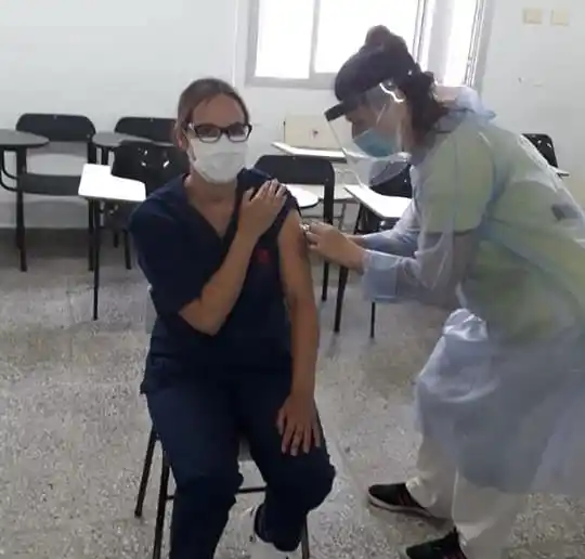 Con apoyos y resistencias, comenzó la vacunación